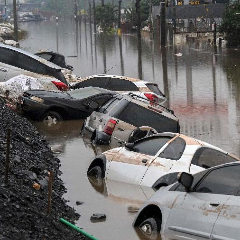 carros-arrastados-pela-correnteza-na-br-116-em-sao-leopoldo-no-rio-grande-do-sul-1715543692014_v2_900x506